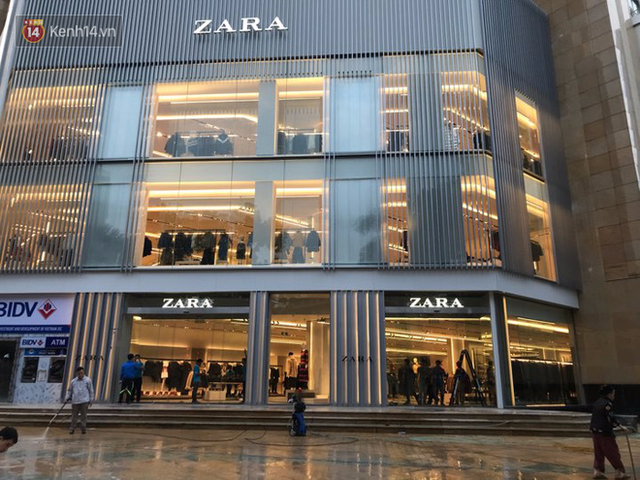 Năm 2017, chỉ khi Zara nắm tay H&M về Việt Nam, người Việt mới có những ngày xếp hàng và mua sắm bùng nổ đến vậy - Ảnh 1.