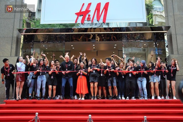 Năm 2017, chỉ khi Zara nắm tay H&M về Việt Nam, người Việt mới có những ngày xếp hàng và mua sắm bùng nổ đến vậy - Ảnh 2.