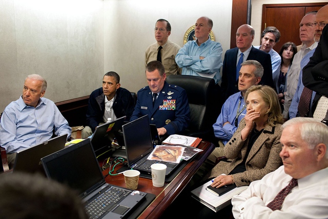 Ông Obama cùng Phó Tổng thống Joe Biden và đội an ninh quốc gia theo dõi nhiệm vụ tiêu diệt trùm khủng bố khét tiếng Osama bin Laden.