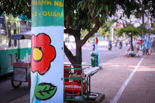 Người dân thích thú khi hơn 100 cột điện, cột đèn ở Sài Gòn bỗng nở hoa - Ảnh 11.