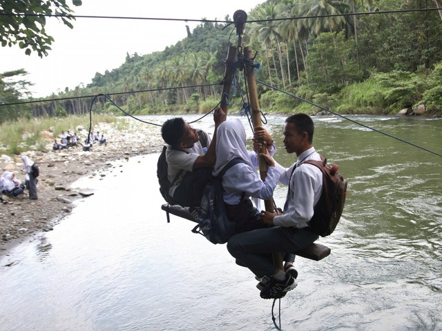 Hành trình “tìm chữ” trên những cung đường tử thần của trẻ em trên khắp thế giới - Ảnh 11. Hành trình “tìm chữ” trên những cung đường tử thần của trẻ em trên khắp thế giới - Ảnh 11.