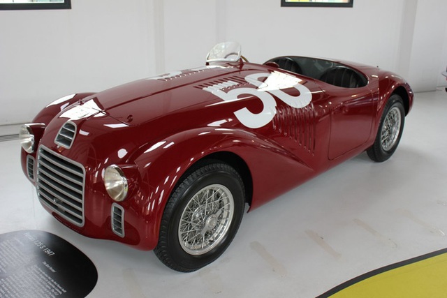 Vào cuối những năm 40, Luigi Chinetti, một tay đua có hạng ở Italy, đồng thời cũng là một công dân Mỹ mới nhập tịch, đã tiếp cận Ferrari và đưa ra gợi ý về triển vọng xây dựng dòng xe thể thao cho công chúng.