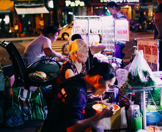 Những người bán hàng rong cũng tranh thủ ăn lót dạ.