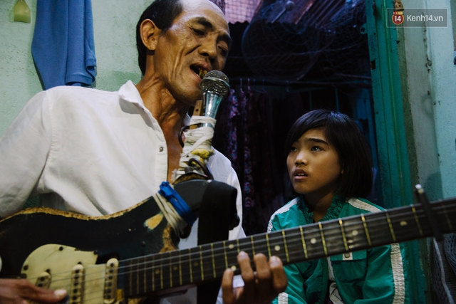 Chuyện Tám mù hát rong - Người cha lang thang khắp Sài Gòn bán tiếng ca, kiếm tiền chữa trị đôi mắt cho con gái - Ảnh 12.