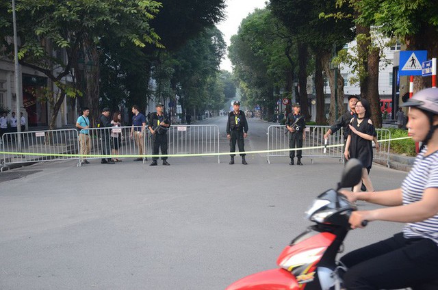 Cập nhật: Tổng thống Mỹ Donald Trump tới Hà Nội, an ninh thắt chặt tại các tuyến đường trung tâm - Ảnh 11.