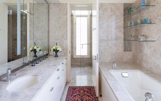 Phòng tắm đầy đủ tiện nghi với bồn tắm đứng và bể tắm đẹp long lanh.