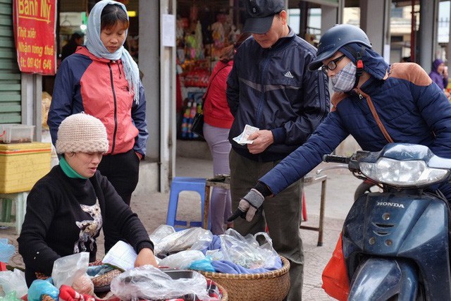 Chùm ảnh: Người Hà Nội co ro xuống phố trong cái lạnh kỷ lục từ đầu mùa - Ảnh 11.