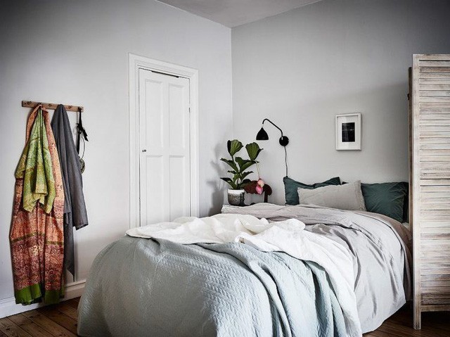 Vì căn hộ có diện tích khá khiêm tốn nên không gian nghỉ ngơi cũng được lựa chọn màu sắc, nội thất khá đơn giản.