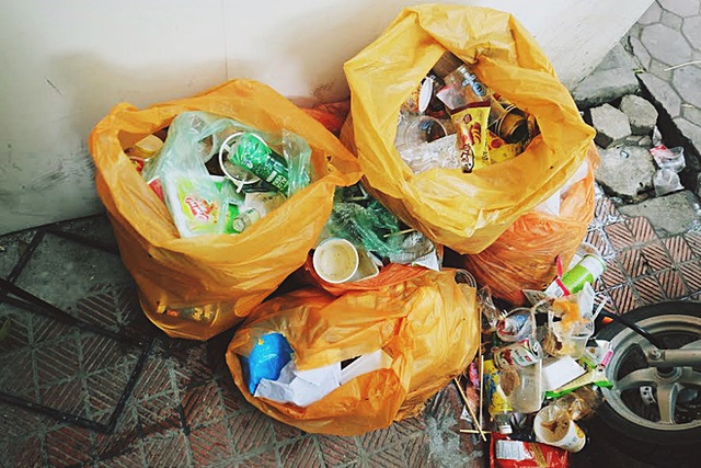 
Từng túi rác thải vừa được nữ nhân viên dọn sau khi nhiều bạn ý thức kém vô tư xả lung tung.
