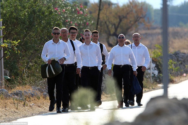 Các chàng trai trong trạng phục áo trắng, quần đen thanh lịch.