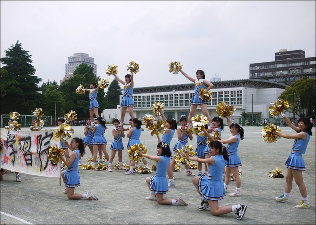 Đội cổ động trường Trung học nữ Gakushuin.