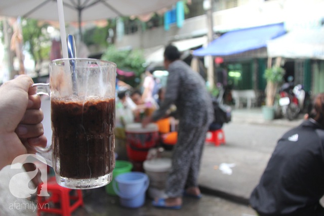 Không chỉ được thưởng thức cacao đá độc đáo, đến quán Tám còn thích hơn khi nghe Tám kể chuyện đời.