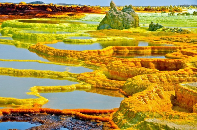 Sự pha trộn một cách tự nhiên của sắc vàng, sắc xanh và sắc đỏ đã tạo nên một cánh đồng thủy nhiệt Dallol, Ethiopia trầm mặc và yên bình.