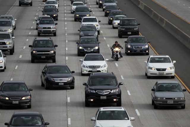 Giao thông tại Los Angeles, nơi người dân thường mất trung bình 90 giờ/năm vì tắc đường. Trong khi đó, người Mỹ trung bình lãng phí 38 giờ/năm vì tình trạng này. Ảnh: Getty