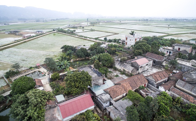 Những nếp nhà mái ngói đơn sơ.