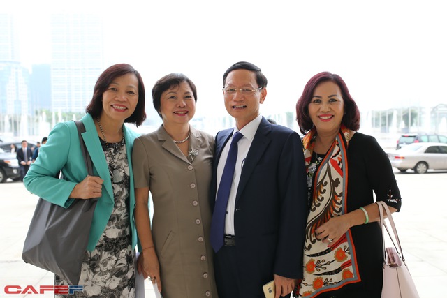 
Ông Vũ Văn Văn Tiền, bà Cao Thị Ngọc Dung cùng một số nữ doanh nhân

