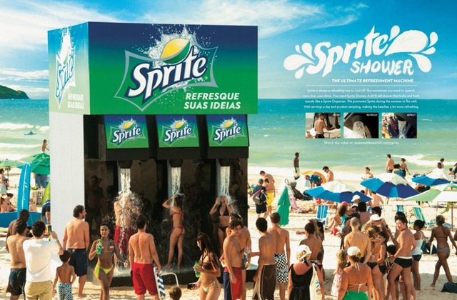  Máy lấy nước ngọt khổng lồ của Sprite xả nước cho người dân tắm giữa bãi biển đầy nắng nóng đúng là một ý tưởng táo bạo. 
