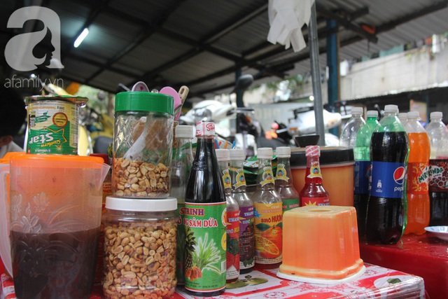 Ngoài cacao đá, một số loại nước uống khác cũng được Tám bày bán để phục vụ khách hàng.