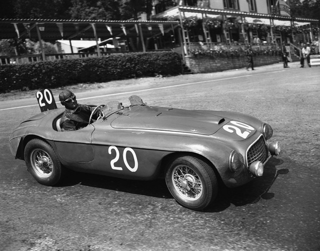Vào đầu những năm 1950, Luigi Chinetti đã được cung cấp những chiếc xe thể thao mà ông muốn, đồng thời mở đại lý Ferrari đầu tiên tại Mỹ. Gian hàng của Chinetti nằm tại Manhattan nhưng sau đó chuyển tới Connecticut (Mỹ).