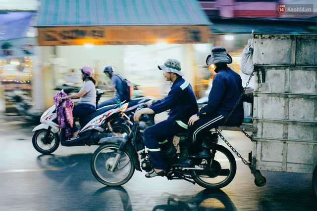 Đến gần 7 giờ, xe gom rác bắt đầu hoạt động ở một số khu vực. Chuyện xe rác xông pha vào giờ cao điểm cũng là câu chuyện gây khó chịu cho biết bao người đi đường ở Sài Gòn. Kẹt xe đã đành, xe rác còn chiếm hết một nửa lòng đường và bốc mùi khó chịu.