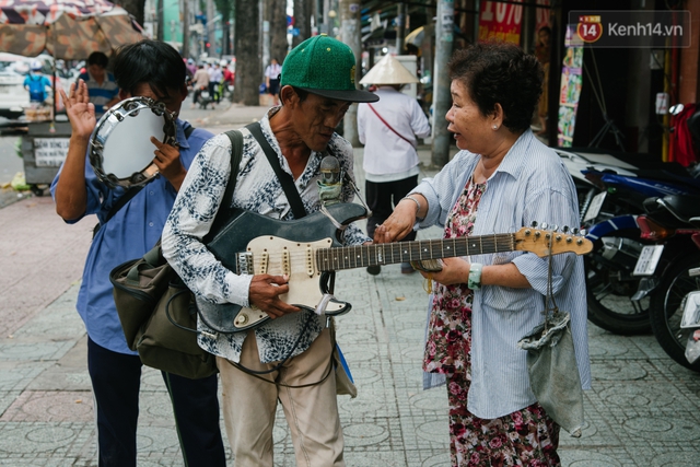 Chuyện Tám mù hát rong - Người cha lang thang khắp Sài Gòn bán tiếng ca, kiếm tiền chữa trị đôi mắt cho con gái - Ảnh 14.
