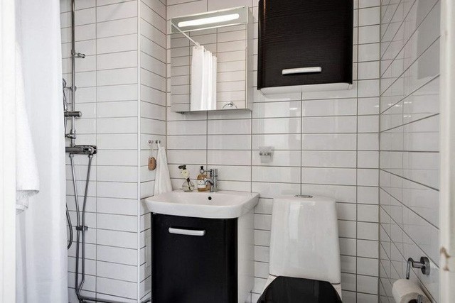 Nhà vệ sinh sang trọng và tiện nghi được ốp gạch trắng từ sàn đến trần nhà.