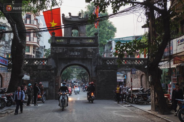 
17h chiều tại cửa ô Quan Chưởng, hoàng hôn bắt đầu buông. Bỏ mặc mọi sự hối hả, vẻ trầm mặc của di tích hiện lên trong dáng vẻ xưa cũ.
