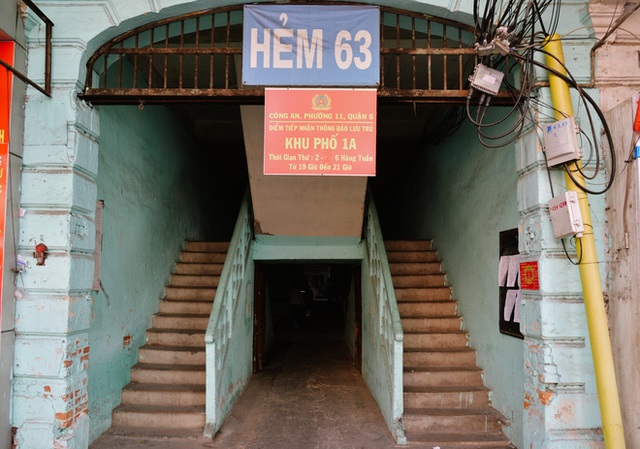 Hệ thống lối đi trong hẻm khá lạ so với những con hẻm của người Việt.