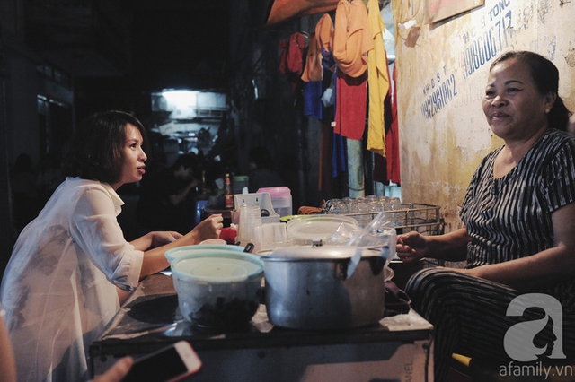 Chị Trang (30 tuổi), nữ nhân viên ngân hàng đã phải lòng món bánh ở đây từ ngày còn học cấp 2, bây giờ chị đã 2 con nhưng dù bận mấy cũng thường lái xe đến ăn mỗi chiều.