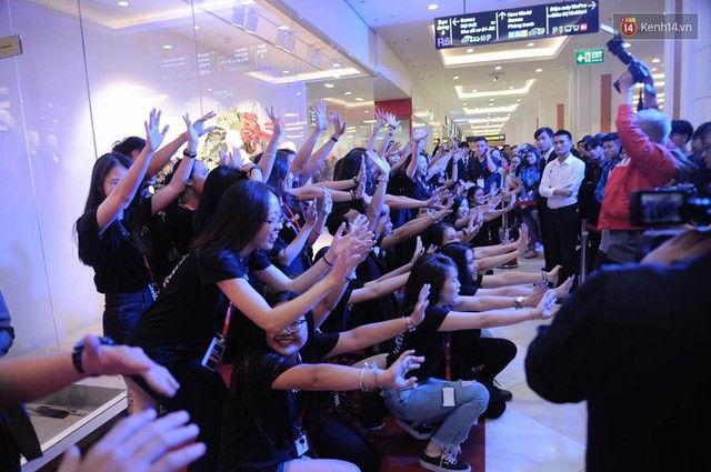 Khai trương H&M Hà Nội: Có hơn 2.000 người đổ về, các bạn trẻ vẫn phải xếp hàng dài chờ được vào mua sắm - Ảnh 14.