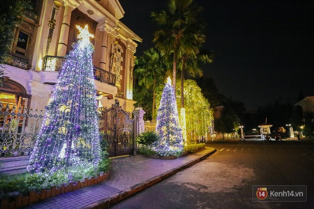 Chùm ảnh: Những chủ biệt thự ở phố nhà giàu Sài Gòn đầu tư cả chục triệu đồng trang trí Noel - Ảnh 14.