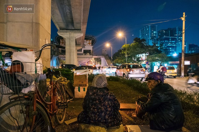 Chuyện tình đi bộ ngược chiều của vợ chồng già ve chai 30 năm sống dưới chân đường sắt trên cao ở Hà Nội - Ảnh 14. Chuyện tình đi bộ ngược chiều của vợ chồng già ve chai 30 năm sống dưới chân đường sắt trên cao ở Hà Nội - Ảnh 14.