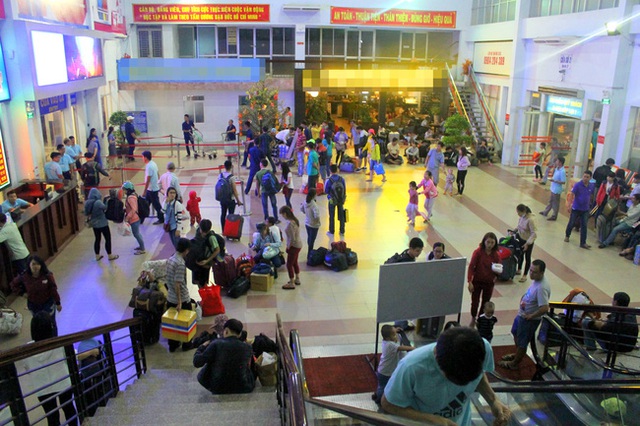 Theo các nhân viên an ninh tại ga Sài Gòn, lượng khách đi tàu về quê sẽ còn tiếp tục đông từ giờ cho đến 29 Tết. Do đó tình trạng vật vờ chờ tàu sẽ còn tiếp diễn ít nhất là ba, bốn ngày nữa.