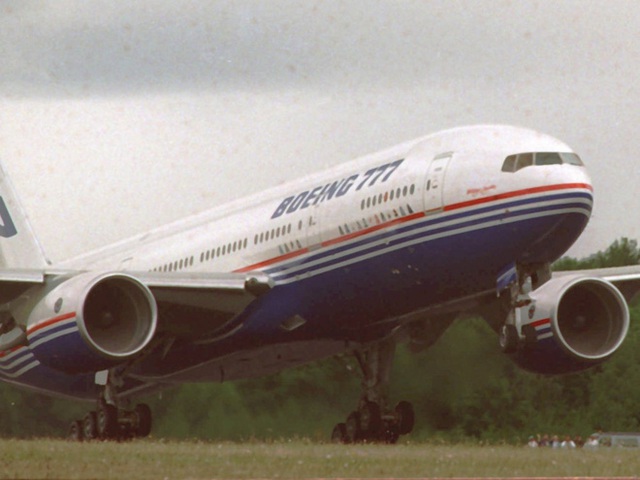 Chuyến bay cất cánh đầu tiên của chiếc Boeing 777.
