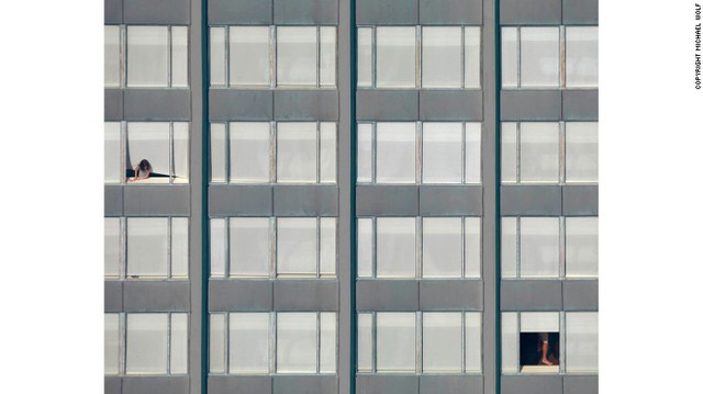 Khi chụp cận cảnh, khó để nhận ra đây là những khung cửa sổ buông rèm ở một tòa nhà chung cư