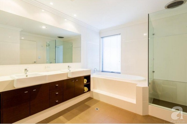 Phòng tắm rộng thênh thang được phân chia các khu vực chức năng hợp lý.