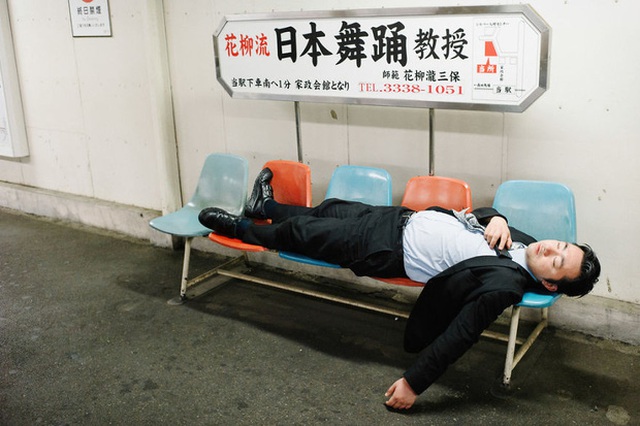 Những gã say xỉn từ ga tàu cho đến đường phố: Nét văn hóa tiệc tùng của giới công sở Nhật Bản - Ảnh 15.