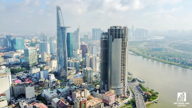 Dự án làm xấu bộ mặt TP.HCM M&C Tower. Tọa lạc ngay đầu đường Hạm Nghi, đối diện Bến Nhà Rồng, đươc xây đạt tiến độ đến 80% nhưng trùm mền suốt hơn 5 năm qua