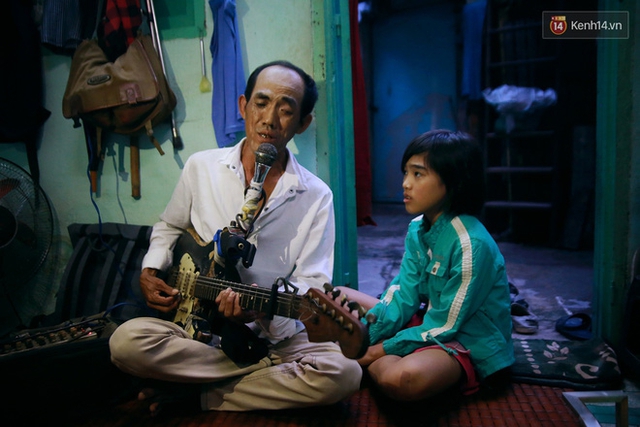 Chuyện Tám mù hát rong - Người cha lang thang khắp Sài Gòn bán tiếng ca, kiếm tiền chữa trị đôi mắt cho con gái - Ảnh 16.