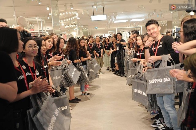 Khai trương H&M Hà Nội: Có hơn 2.000 người đổ về, các bạn trẻ vẫn phải xếp hàng dài chờ được vào mua sắm - Ảnh 15.