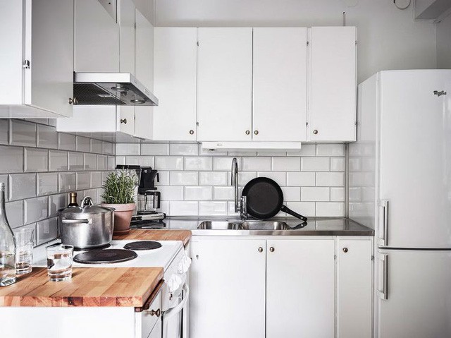 Góc bếp với những trang thiết bị đơn giản giúp phòng bếp đầy đủ tiện nghi mà vẫn không có cảm giác nặng nề.