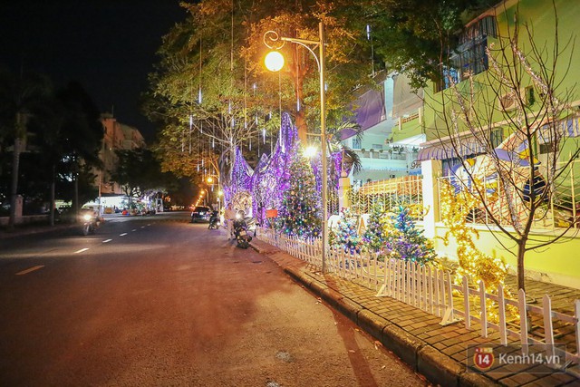 Chùm ảnh: Những chủ biệt thự ở phố nhà giàu Sài Gòn đầu tư cả chục triệu đồng trang trí Noel - Ảnh 15.