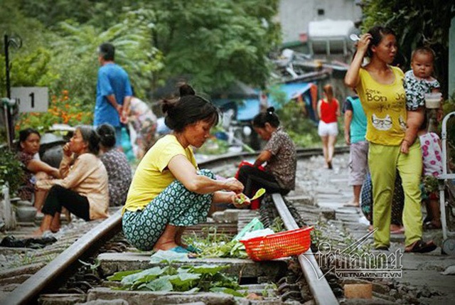 Người dân sống, sinh hoạt ngay ở đường tàu trên các vòm cầu, phố Phùng Hưng