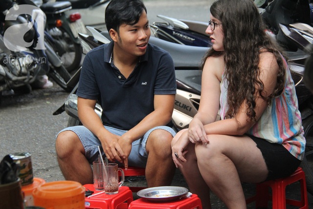 Không chỉ có khách Việt, một số du khách cũng tìm đến quán Tám để thưởng thức món ngon Sài thành.