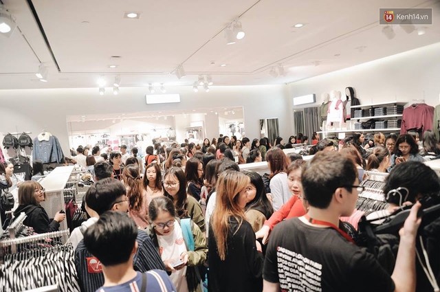 Khai trương H&M Hà Nội: Có hơn 2.000 người đổ về, các bạn trẻ vẫn phải xếp hàng dài chờ được vào mua sắm - Ảnh 16.