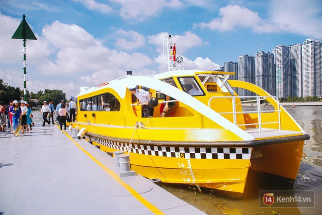Tàu đưa khách thử nghiệm cập bến Thảo Điền (quận 2).