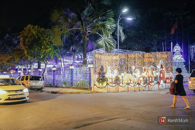 Chùm ảnh: Những chủ biệt thự ở phố nhà giàu Sài Gòn đầu tư cả chục triệu đồng trang trí Noel - Ảnh 16.
