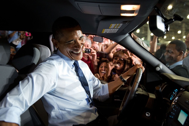 Ông Obama ngồi lên một chiếc xe ô tô trong chuyến thăm tới nhà máy của Ford tại bang Missouri năm 2013. Tại đây ông đã có 1 bài phát biểu về kinh tế. Phóng viên ảnh nghĩ rằng Tổng thống sẽ kéo cửa kính cửa sổ xuống để bắt tay công nhân nhà máy, nhưng ông đã mở hẳn cửa lên xe và chuyển sang ghế lái xe để gần dân chúng hơn nữa.