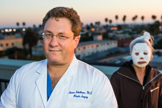 
Bệnh nhân X, 49 tuổi cùng với bác sĩ phẫu thuật Steven Teitelbaum
