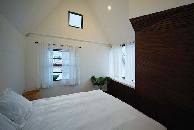 Phòng ngủ trên lầu mang hơi hướng của phòng ngủ áp mái.